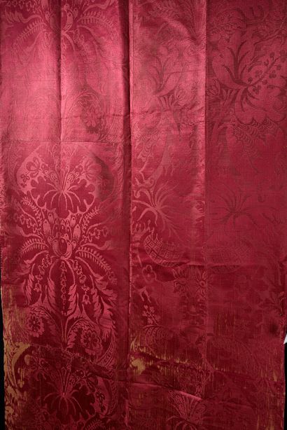 null Pair of raspberry brocatelle curtains, first third of the 18th century, large...