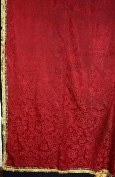 null Crimson damask tablecloth, early 17th century, silk, dense decoration of fleurons...