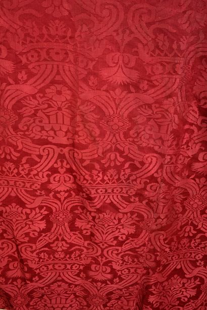 null Crimson damask tablecloth, early 17th century, silk, dense decoration of fleurons...