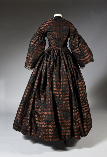 null Robe de jour, vers 1850, robe en façonné de soie noire et chocolat au beau dessin...