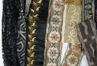 null Réunion de garnitures de robes et accessoire en broderie, 1900-1930 environ,...