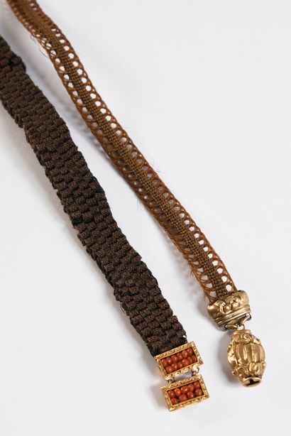 null Deux bracelets en cheveux tressés, XIXe siècle, cheveux châtains et bruns tressés...