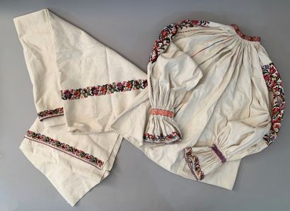 null Eléments de costumes brodés, Hongrie et Bulgarie, XXe siècle, toile de lin vivement...