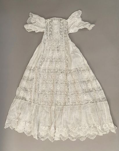 null Robe de baptême, fin du XIXe siècle, robe en linon crème à manches longues couvertes...