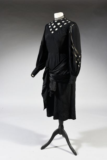  Partie de la garde-robe féminine d'une famille bourgeoise, 1900-1930 environ, robes...