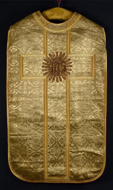  Chasuble néo-gothique, fin du XIXe siècle, chasuble en drap d'or à dessin de fleurons...