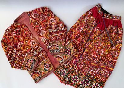 null Robe et veste brodée, Gujarat, Inde, toile de coton grenat brodée en plein coton...