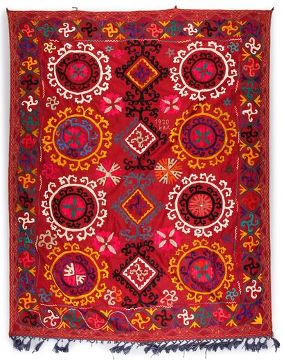 null Portière en broderie suzani, Ouzbékistan, datée 1970, sergé de coton rouge cerise...