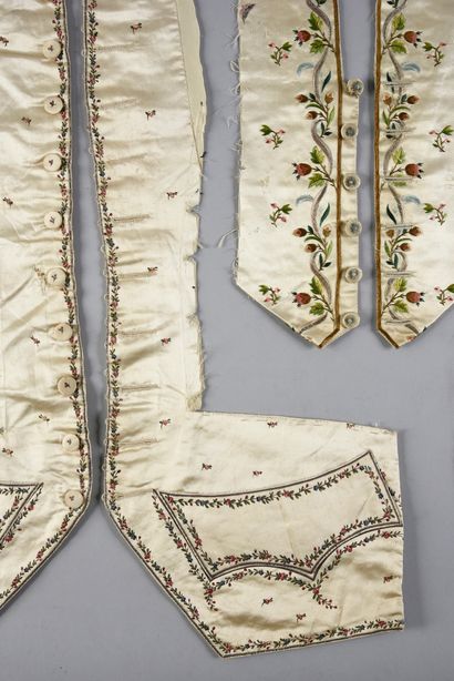  Réunion d'éléments de gilets brodés, époque Louis XVI, poches, boutonnière et divers...