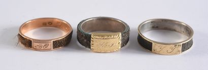 null Trois bagues en métal et cheveux tressés, seconde moitié du XIXe siècle, anneaux...