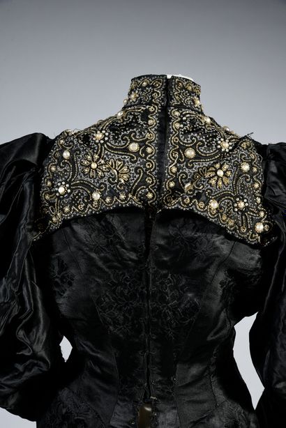 null Spectaculaire robe du soir, vers 1895, robe dans un façonné de soie noir à décor...