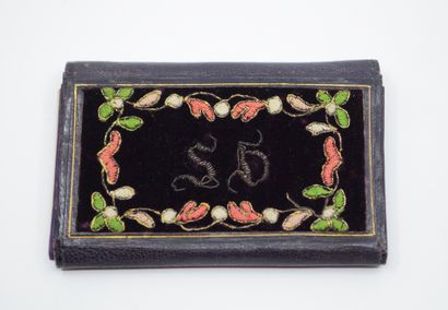 Etui à carnet, milieu du XIXe siècle, pochette en basane prune à décor rocaille...