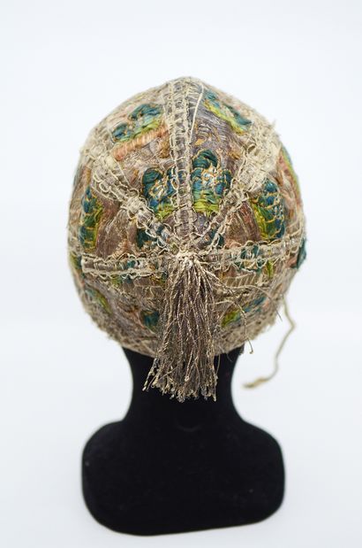 null Children's hat, first half of the 18th century, six-quarter cap with embroidered...