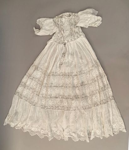 null Robe de baptême, fin du XIXe siècle, robe en linon crème à manches longues couvertes...