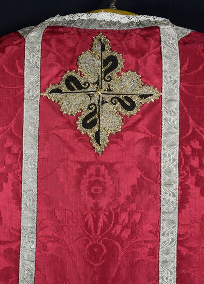 null Partie d'un pontifical en damas, la chasuble aux armes de l'Ordre de Calatrava,...