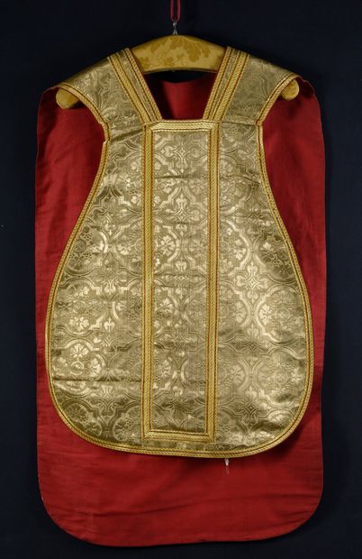 null Neo-Gothic chasuble, late 19th century, chasuble in gold cloth with a design...