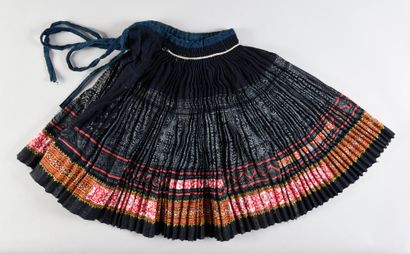 null Deux jupes plissées de femmes miao, Chine, jupe 100 plis en sergé de coton kaki...