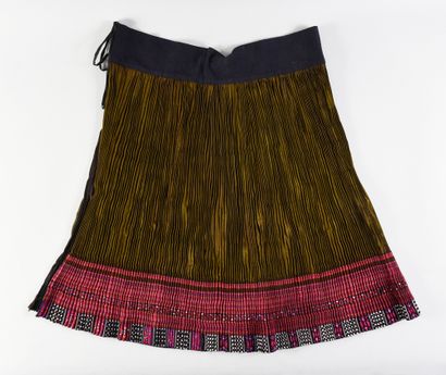 Deux jupes plissées de femmes miao, Chine,...
