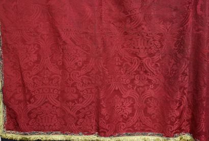 null Tapis de table en damas cramoisi, début du XVIIe siècle, soie, dense décor de...
