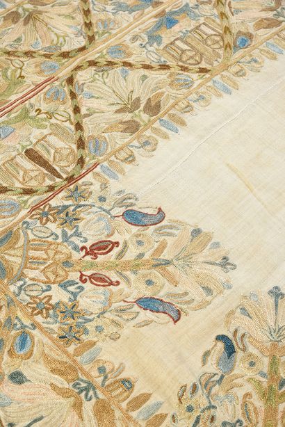 null Châle brodé, Turquie, vers 1900, tapis formé de panneaux cousus d'étamine de...