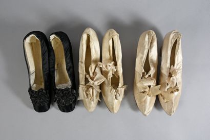 null Pair of evening shoes, mid-19th century, black silk satin pumps with small heels;...