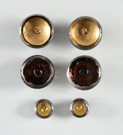 François HUGO Deux ensembles de boutons, vers 1950, quatre gros et deux petits boutons...