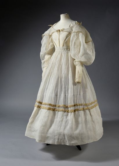  Robe d'après-midi, vers 1835, robe en organdi à décor imprimé de guirlandes de feuillages....