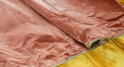 null Meter of silk velvet, cut velvet of old pink tone, (traces of humidity on the...