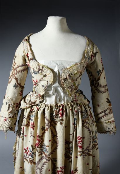  Robe à l'anglaise retroussée en polonaise, en indienne, vers 1780, manteau et jupon...