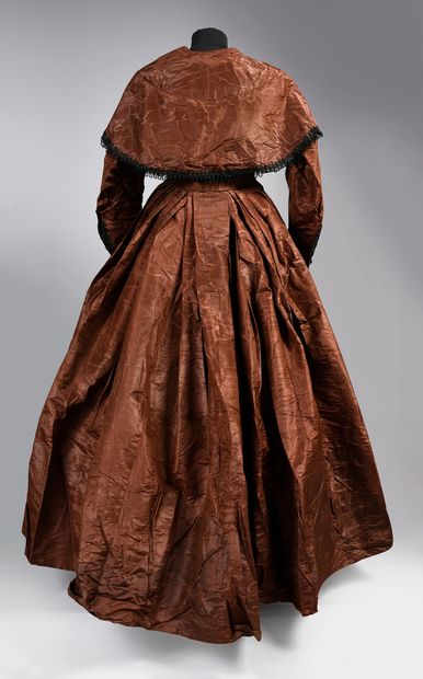 null Robe de jour, vers 1850, robe en gros de Tours moiré café au lait, corsage à...