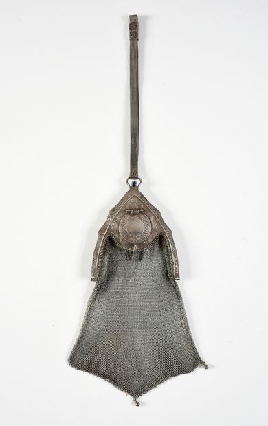 null Metal mesh minaudiere, England, circa 1900, silver mount featuring a broken...