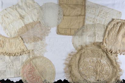 null Embroidered sheet and doilies, end of the 19th century.
The sheet in thread...