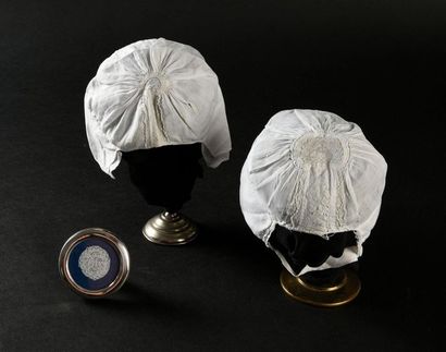 null Bonnets d'enfants, Hollie-Point, aiguille, Angleterre, XVIIIe siècle.
Deux bonnets...