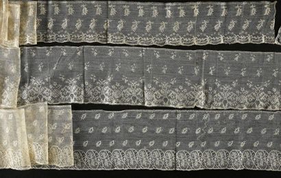 null Huit bordures, Malines, fuseaux, vers 1800-1820.
En lin de couleur crème à ivoire...
