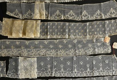 null Huit bordures, Malines, fuseaux, vers 1800-1820.
En lin de couleur crème à ivoire...