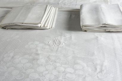 null Service de table, nappe et vingt serviettes, fin du XIXe siècle.
En damassé...