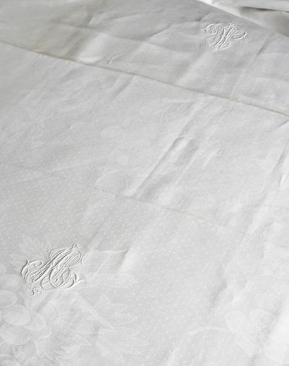 null Table service, tablecloth and twenty napkins, late 19th century.
Linen damask,...