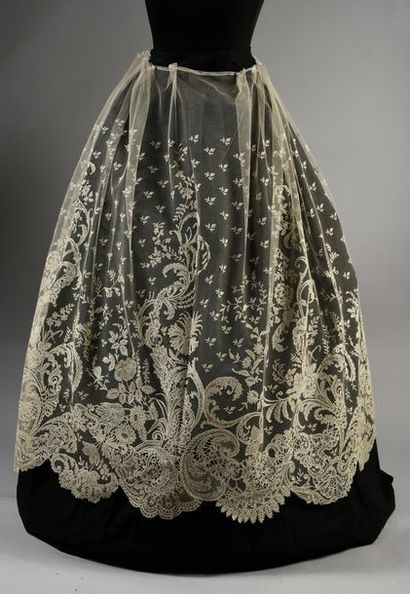 null Large volant pour la robe, application d'Angleterre, vers 1860-80.
Somptueux...