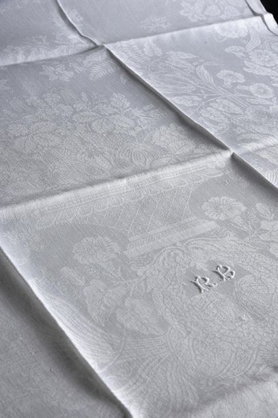 null Suite of seventeen large napkins, circa 1830.
In sumptuous linen damask decorated...