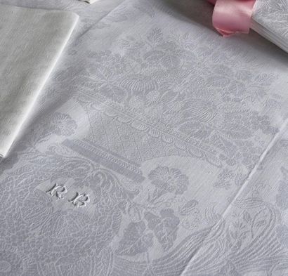 null Suite of seventeen large napkins, circa 1830.
In sumptuous linen damask decorated...