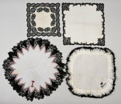 null Quatre mouchoirs et napperon, Chantilly, fuseaux, fin du XIXe siècle.
En linon...