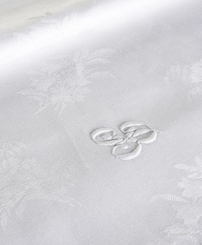 null Three damask tablecloths, early 20th century.
Linen damask, one large frieze...