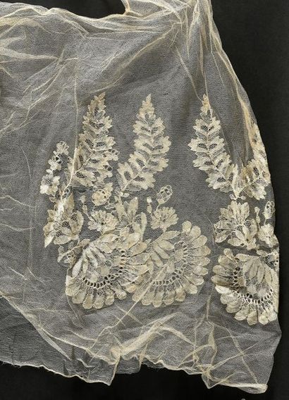 null Eléments du costume féminin, Blonde de Caen, milieu du XIXe siècle.
Une étole,...