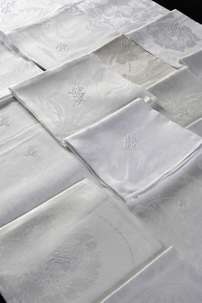 null Serviettes de table en damassé, vers 1900 et 1930.
Vingt serviettes à beaux...