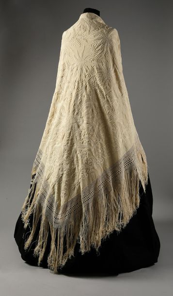 null Canton shawl, embroidered silk, late 19th century.
In cream crepe de Chine embroidered...