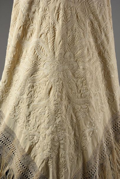 null Canton shawl, embroidered silk, late 19th century.
In cream crepe de Chine embroidered...