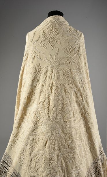 null Canton shawl, embroidered silk, late 19th century.
In cream crepe de Chine embroidered...