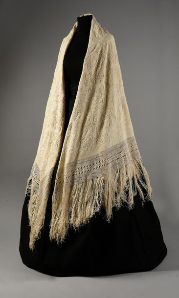 null Canton shawl, embroidered silk, late 19th century.
In cream crepe de Chine embroidered...