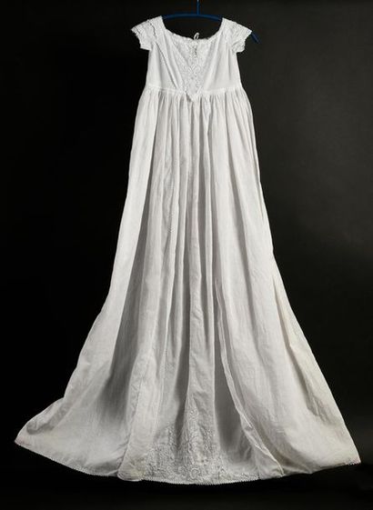 null Robe de baptême, broderie Ayrshire, milieu du XIXe siècle.
Longue robe de présentation...