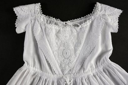 null Robe de baptême, broderie Ayrshire, milieu du XIXe siècle.
Longue robe de présentation...
